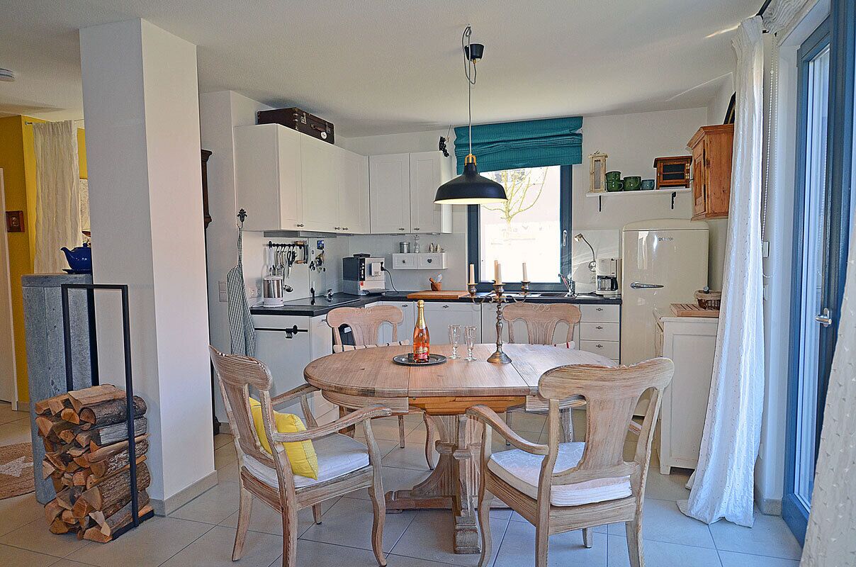 Coffee/tea maker, fridge, oven, stovetop