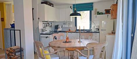 Coffee/tea maker, fridge, oven, stovetop