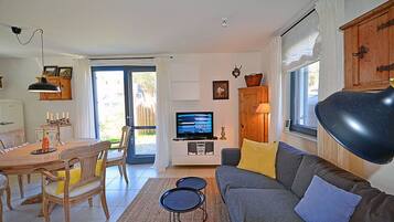 TV, fireplace, stereo