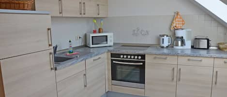 Coffee/tea maker, fridge, microwave, oven