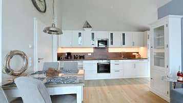 Wasserkocher mit Kaffee-/Teezubehör, Kühlschrank, Mikrowelle, Ofen