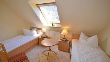 3 bedrooms, travel crib, WiFi (free)