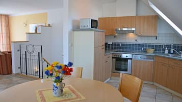 Wasserkocher mit Kaffee-/Teezubehör, Kühlschrank, Mikrowelle, Ofen
