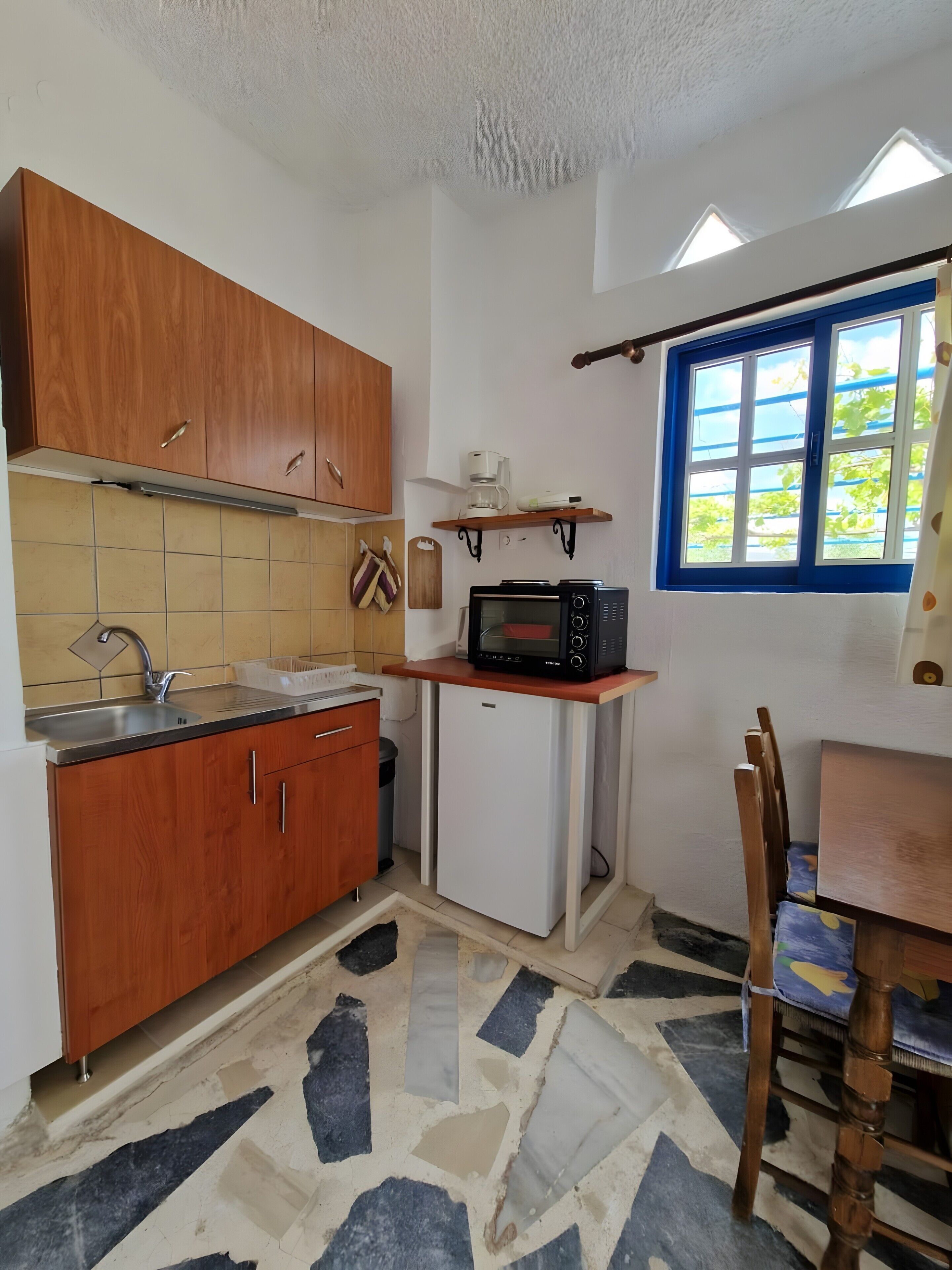 Coffee/tea maker, fridge, oven, stovetop
