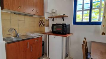 Coffee/tea maker, fridge, oven, stovetop