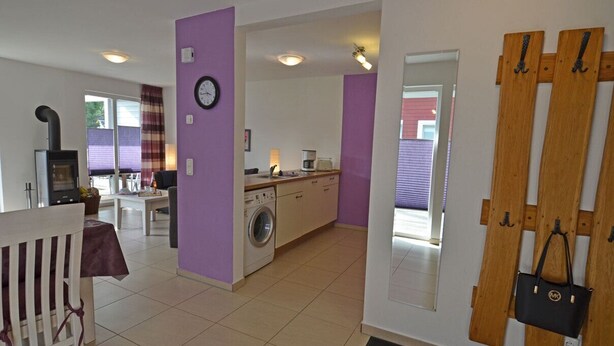 A compact living space with a kitchen, a dining area, and a laundry area. - Just 500 meters from the sandy Baltic Sea beach, Wi-Fi, and a washing machine with a covered patio (Glowe)