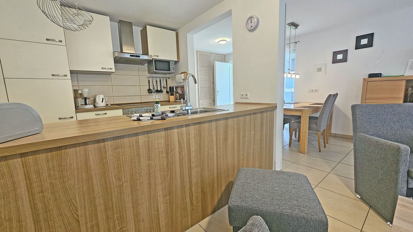 Wasserkocher mit Kaffee-/Teezubehör, Kühlschrank, Mikrowelle, Ofen