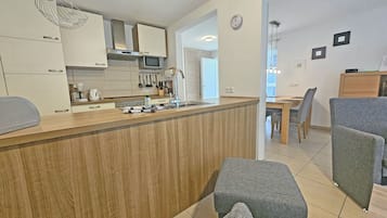 Wasserkocher mit Kaffee-/Teezubehör, Kühlschrank, Mikrowelle, Ofen
