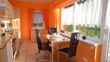 Coffee/tea maker, fridge, microwave, oven