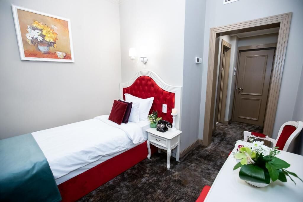 Eenpersoonskamer, airconditioning, uitzicht op de stad | Een kluis op de kamer, een bureau, geluiddichte muren