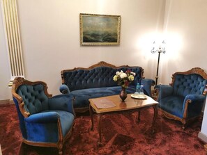 Deluxe tweepersoonskamer, privébadkamer, uitzicht op de stad | Woonruimte