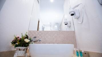 Chambre Simple, climatisation, vue ville | Salle de bain