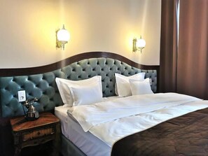 Deluxe dubbelrum - privat badrum - utsikt mot staden | Sängtillbehör av högsta kvalitet och minibar