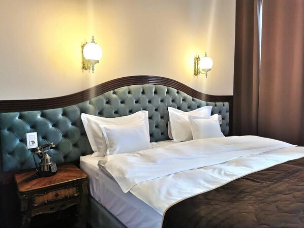 Habitación doble Deluxe, baño privado, vista a la ciudad | Ropa de cama de alta calidad y minibar 