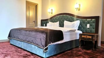 Habitación Deluxe doble, baño privado, vistas a la ciudad | Ropa de cama de alta calidad, minibar, caja fuerte y escritorio