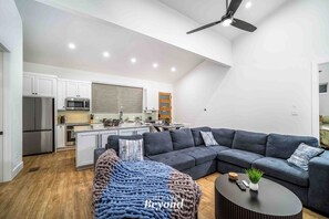 Living area - Gettin' Woodsy and Cutesy by Lake Travis (Lago Vista)