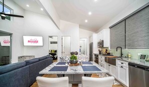 Private kitchen - Gettin' Woodsy and Cutesy by Lake Travis (Lago Vista)
