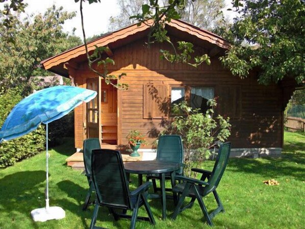 Outdoor dining - Vrbo Property (Altenkirchen)
