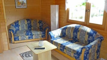 Tv, ett bordtennisbord och en stereo