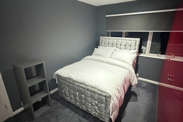 3 bedrooms, iron/ironing board, WiFi (free), bed sheets