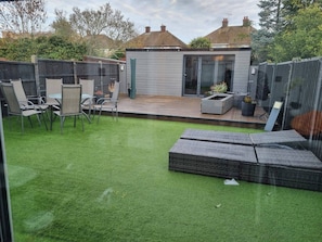 Outdoor dining - Modern 3BD House W/smarttv & Free Parking! (Romford)