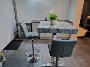 Dining - Modern 3BD House W/smarttv & Free Parking! (Romford)