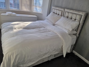 Room - Modern 3BD House W/smarttv & Free Parking! (Romford)