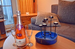 TV, books, stereo - Apartment with a terrace and internet, about 900 m from the sandy beach, about 500 m from the harbor (Breege)