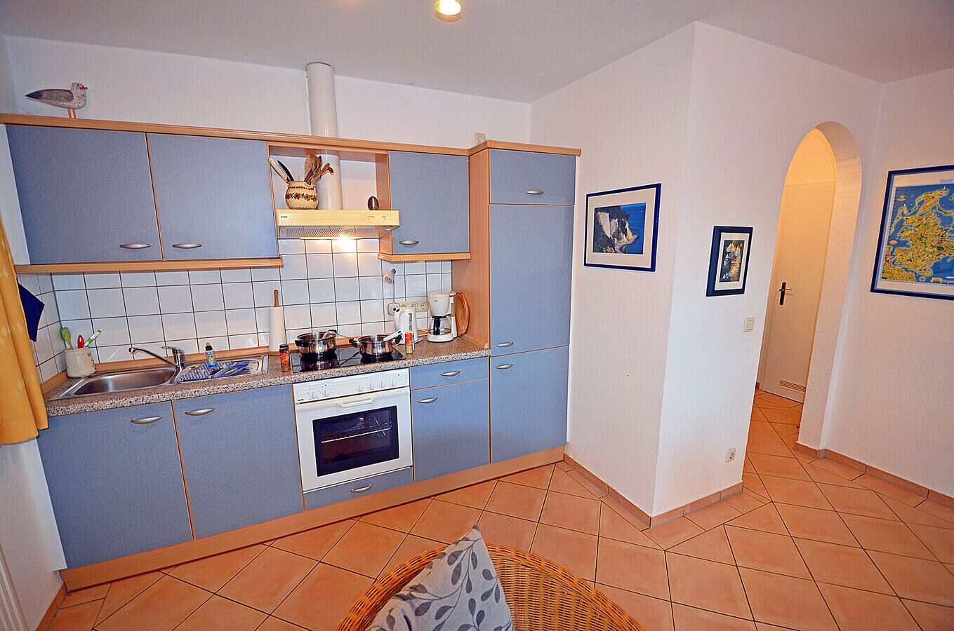 Wasserkocher mit Kaffee-/Teezubehör, Kühlschrank, Mikrowelle, Ofen