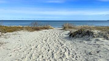 Una spiaggia nelle vicinanze