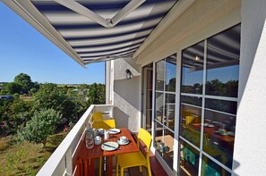 Outdoor dining - On the 1st floor of the Breege residential complex, quiet location, dog-friendly, about 900 meters from the beach (Breege)