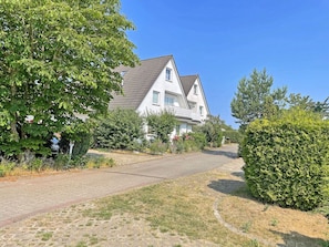 Exterior - On the 1st floor of the Breege residential complex, quiet location, dog-friendly, about 900 meters from the beach (Breege)