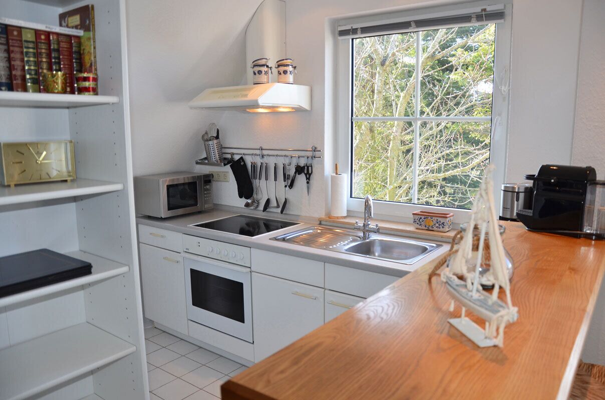 Wasserkocher mit Kaffee-/Teezubehör, Kühlschrank, Mikrowelle, Ofen