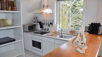 Coffee/tea maker, fridge, microwave, oven