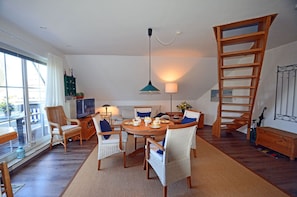 TV, books, stereo - Tastefully decorated, 1st floor, Wi-Fi, washer and dryer, 900m from the beach (Breege)