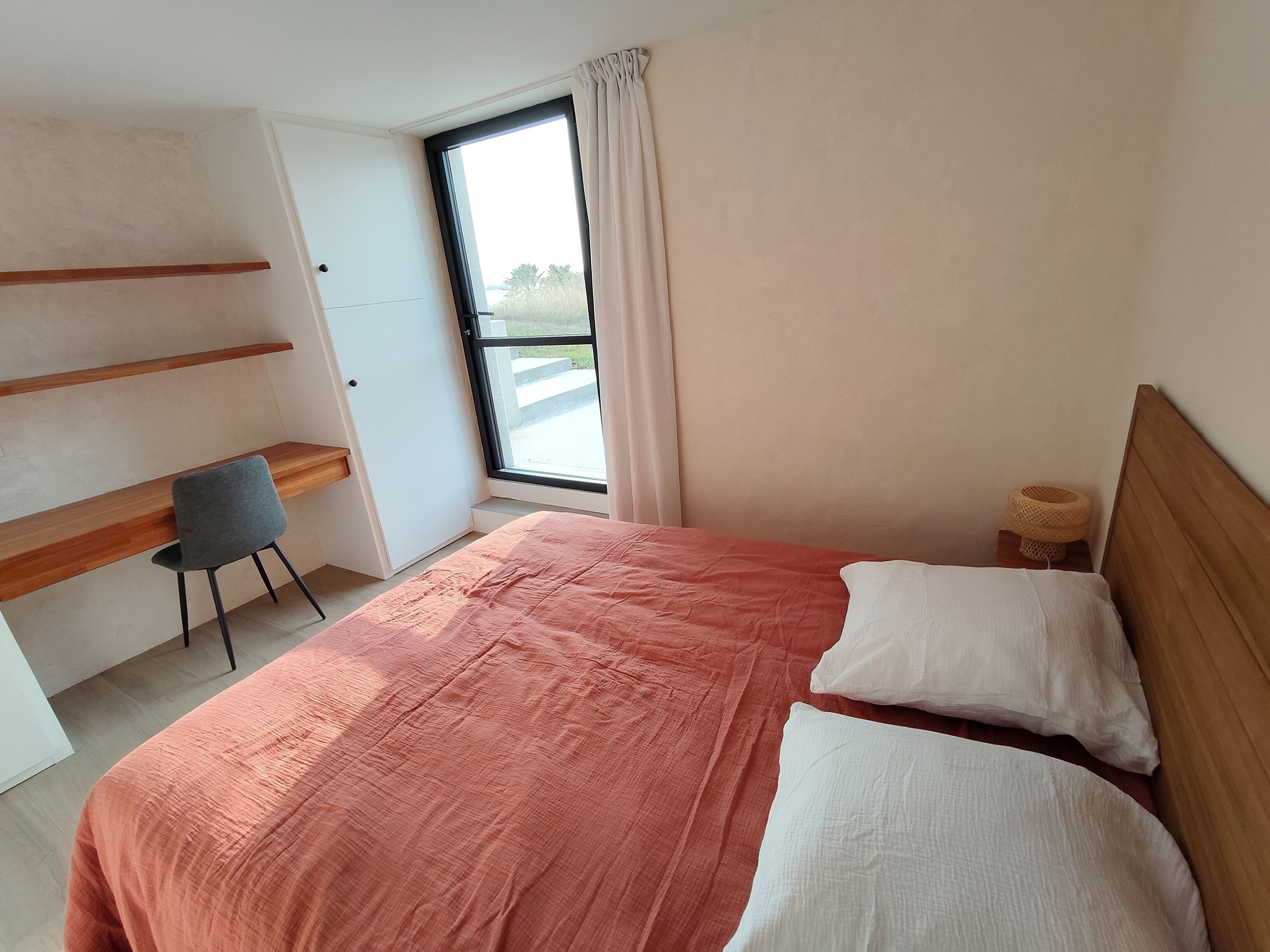 5 habitaciones, tabla de planchar con plancha, wifi y ropa de cama 