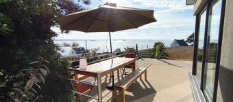 A beautiful house with a view of the sea, located 100 meters from the beach and the GR34 trail.