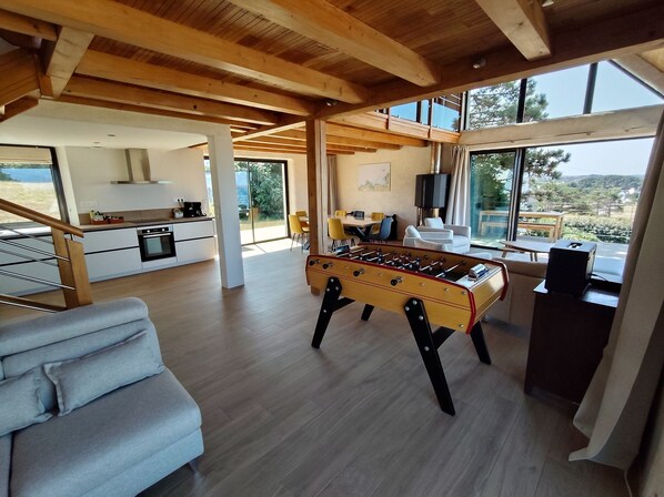 Living area - A beautiful house with a view of the sea, located 100 meters from the beach and the GR34 trail. (Plougasnou)