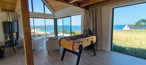 A beautiful house with a view of the sea, located 100 meters from the beach and the GR34 trail.