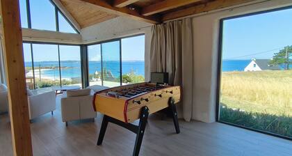 A beautiful house with a view of the sea, located 100 meters from the beach and the GR34 trail.