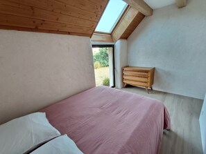 5 bedrooms, iron/ironing board, WiFi, bed sheets