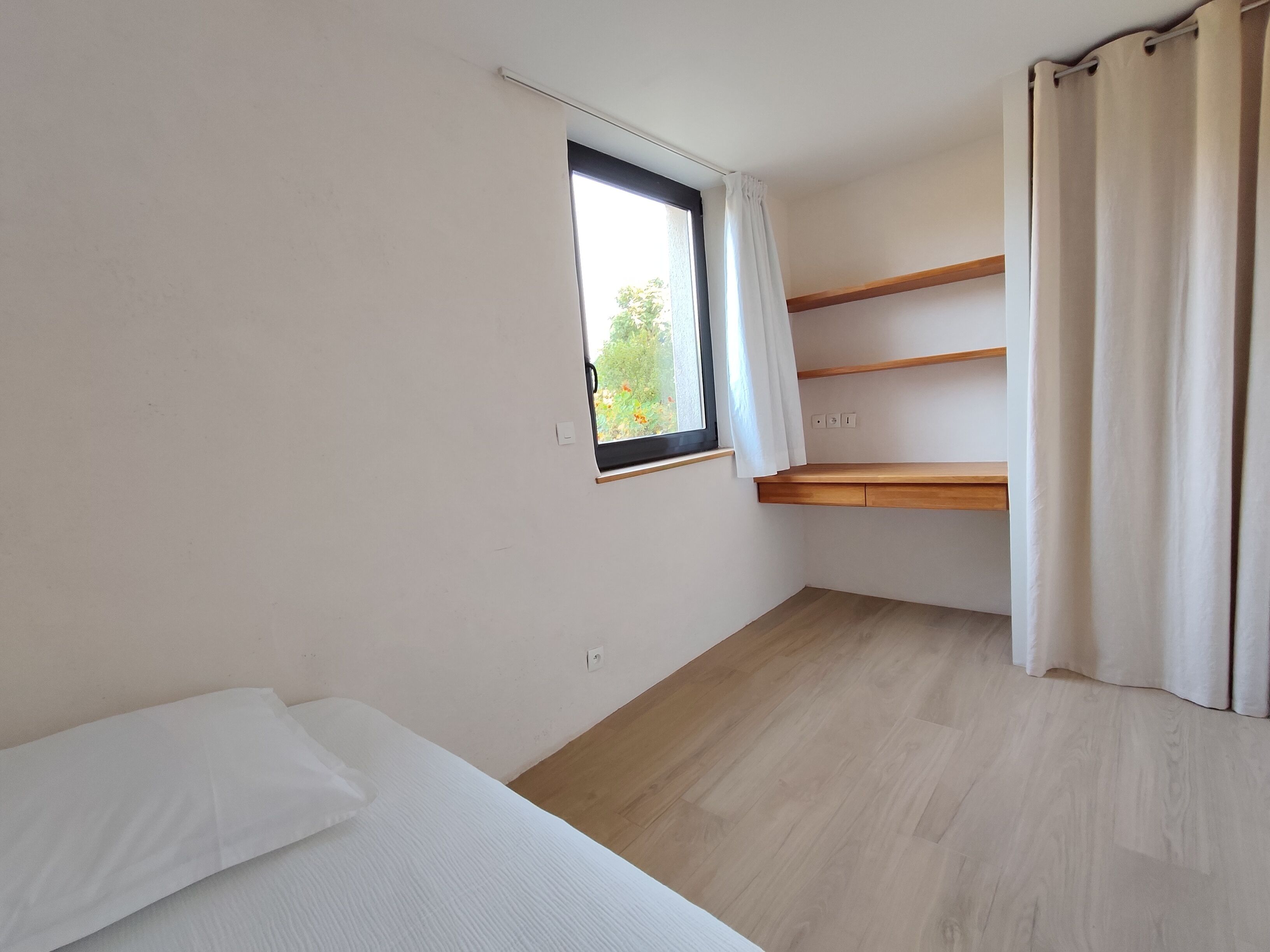 5 bedrooms, iron/ironing board, WiFi, bed sheets