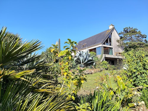 A beautiful house with a view of the sea, located 100 meters from the beach and the GR34 trail.