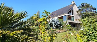 A beautiful house with a view of the sea, located 100 meters from the beach and the GR34 trail.