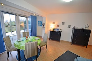 Dining - Ground-floor apartment with a terrace in the Breege residential complex, 900 m from the beach, Internet (Breege)