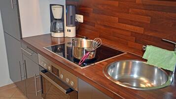Coffee/tea maker, fridge, oven, stovetop