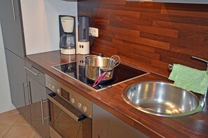 Coffee/tea maker, fridge, oven, stovetop - Ground-floor apartment with a terrace in the Breege residential complex, 900 m from the beach, Internet (Breege)