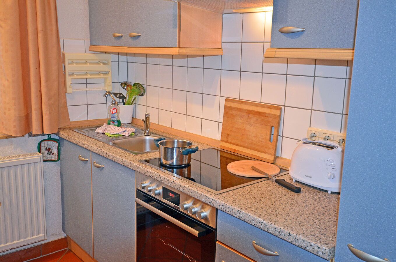 Coffee/tea maker, fridge, oven, stovetop