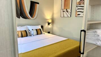 5 bedrooms, iron/ironing board, internet, bed sheets