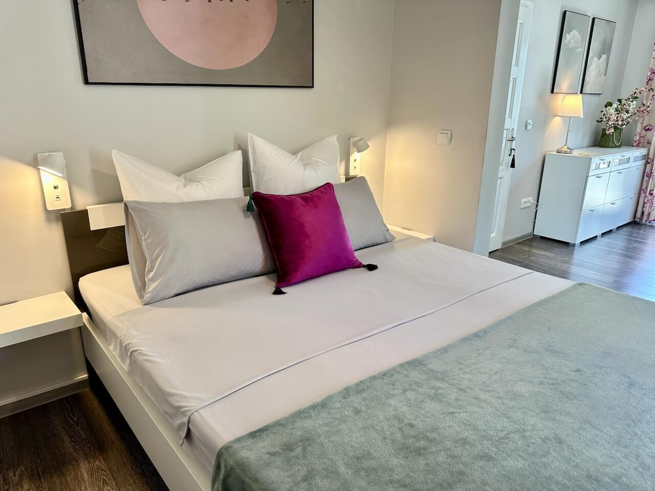 5 bedrooms, iron/ironing board, internet, bed sheets